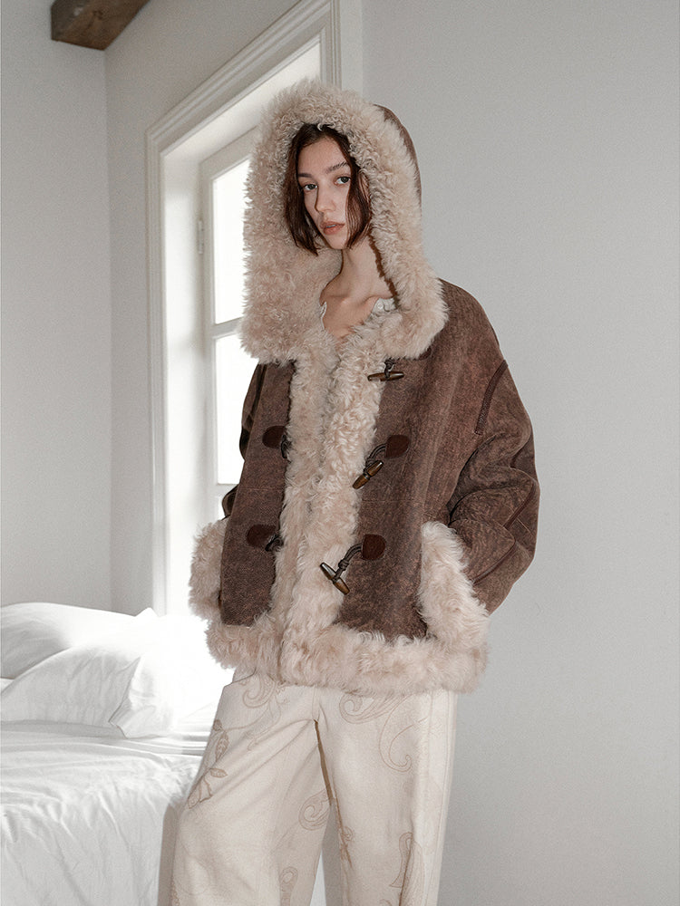 Abrigo de invierno de lana merina y piel de oveja con capucha y hombros caídos "Modern Weekend"