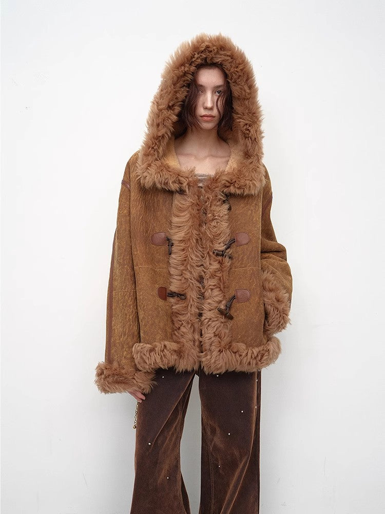 Abrigo de invierno de lana merina y piel de oveja con capucha y hombros caídos "Modern Weekend"