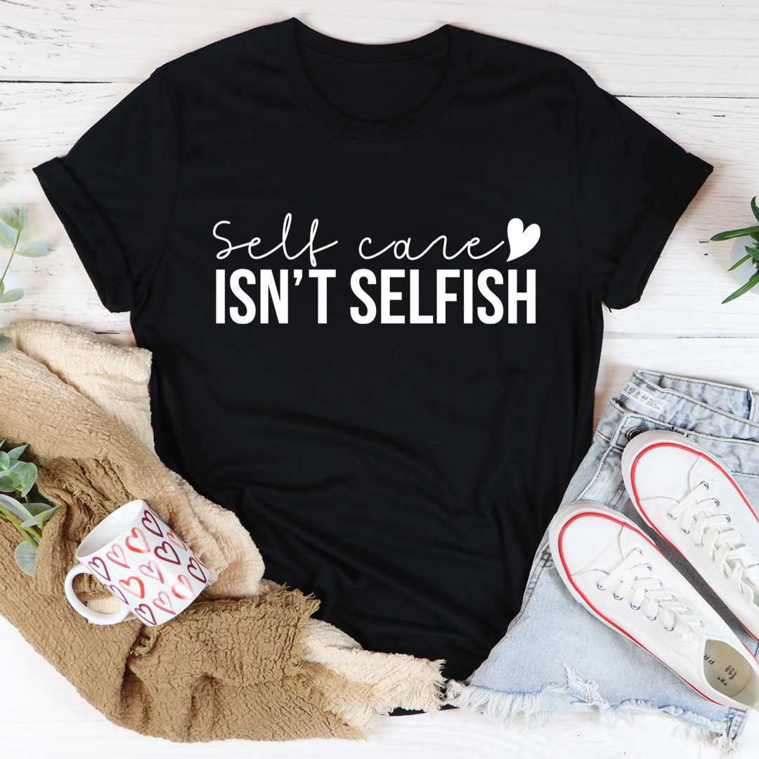 T-shirt med texten "Self Care Isn't Selfish"