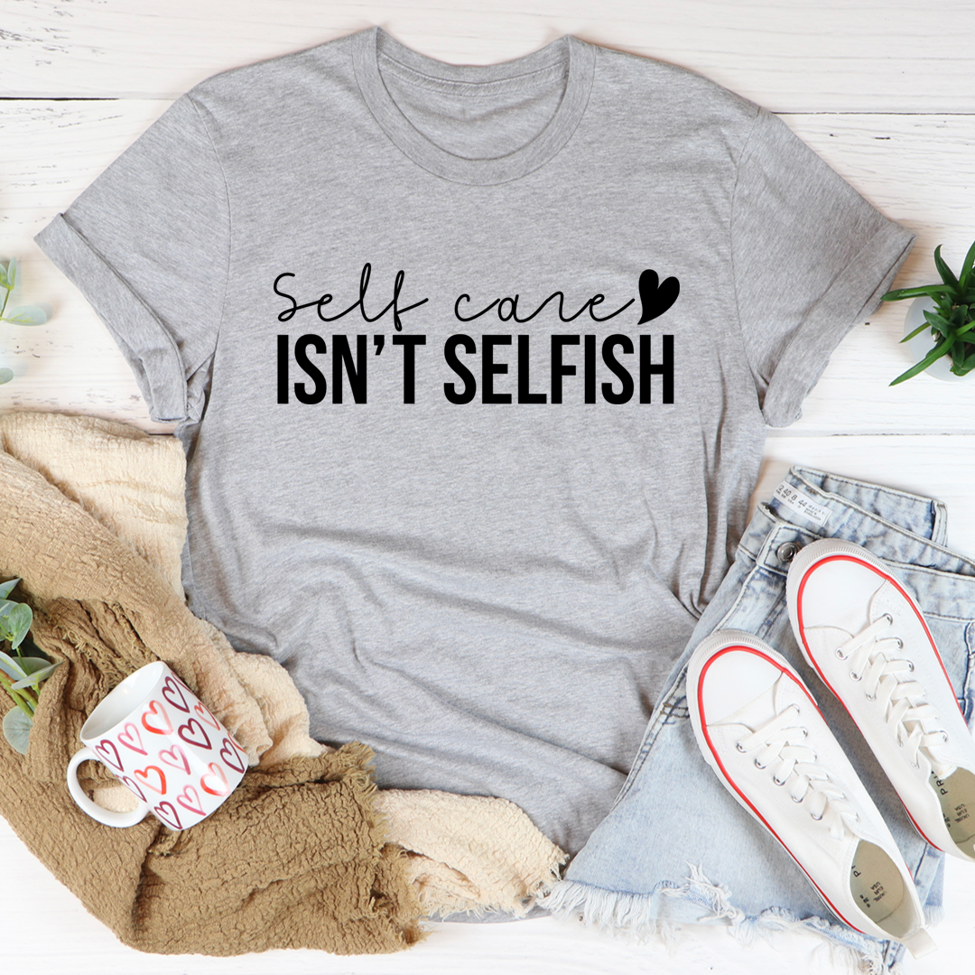 T-shirt med texten "Self Care Isn't Selfish"