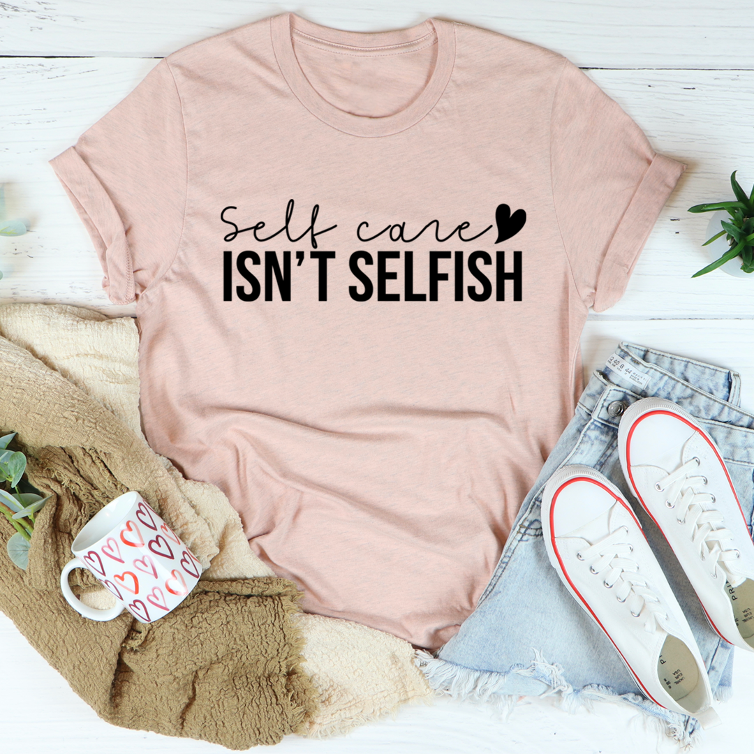 T-shirt med texten "Self Care Isn't Selfish"