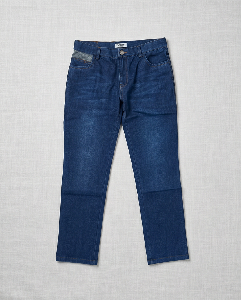 Herrjeans med regular fit och kontrastdetalj på fickan