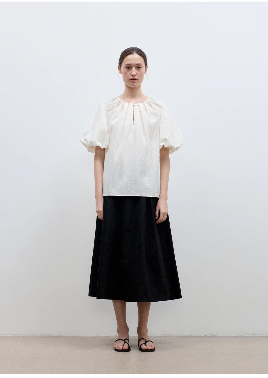 Camisa de mujer "Iceland Diary" con diseño plisado en el escote, cuello redondo, lazo y mangas abullonadas de manga corta