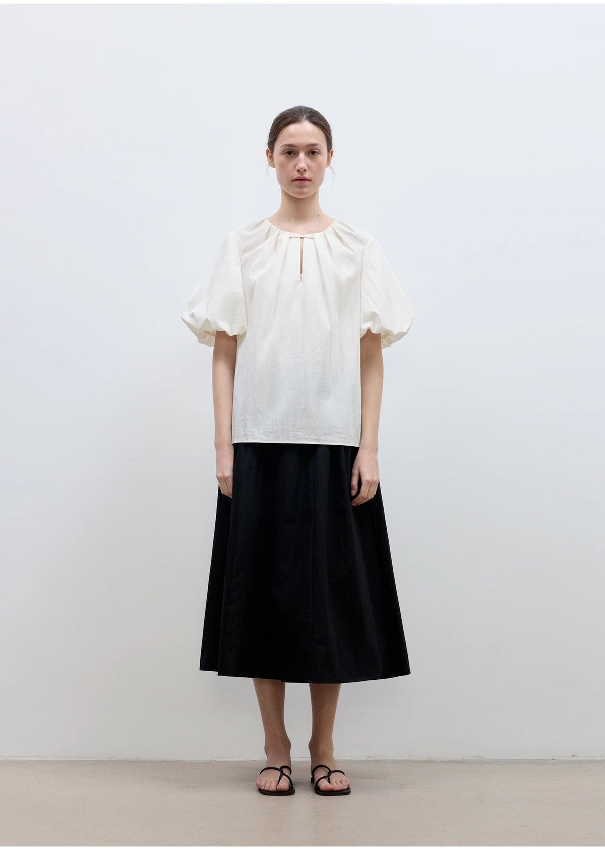 Camisa de mujer "Iceland Diary" con diseño plisado en el escote, cuello redondo, lazo y mangas abullonadas de manga corta