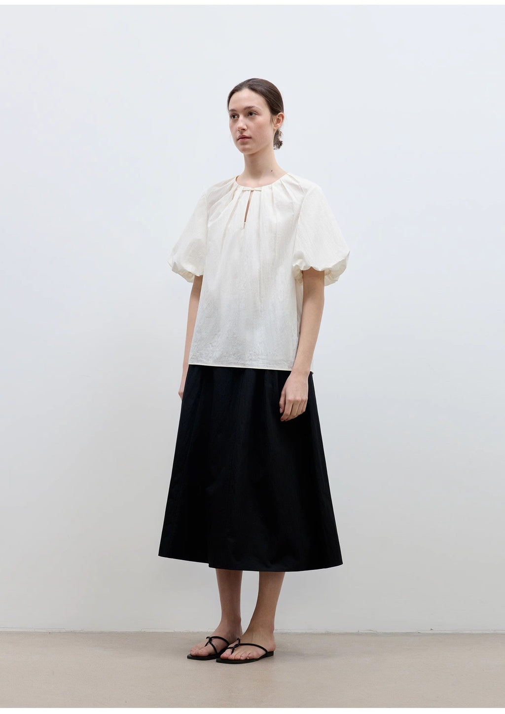 Camisa de mujer "Iceland Diary" con diseño plisado en el escote, cuello redondo, lazo y mangas abullonadas de manga corta