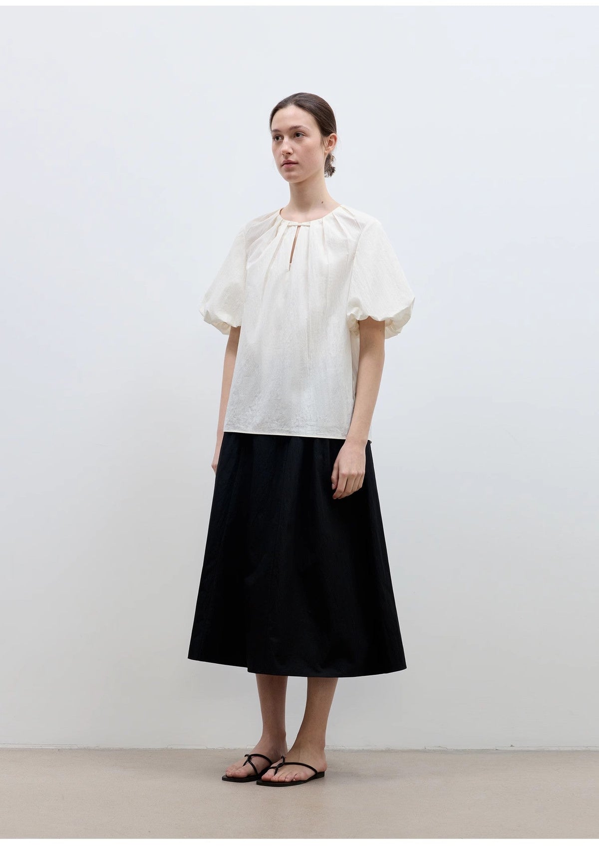 Camisa de mujer "Iceland Diary" con diseño plisado en el escote, cuello redondo, lazo y mangas abullonadas de manga corta