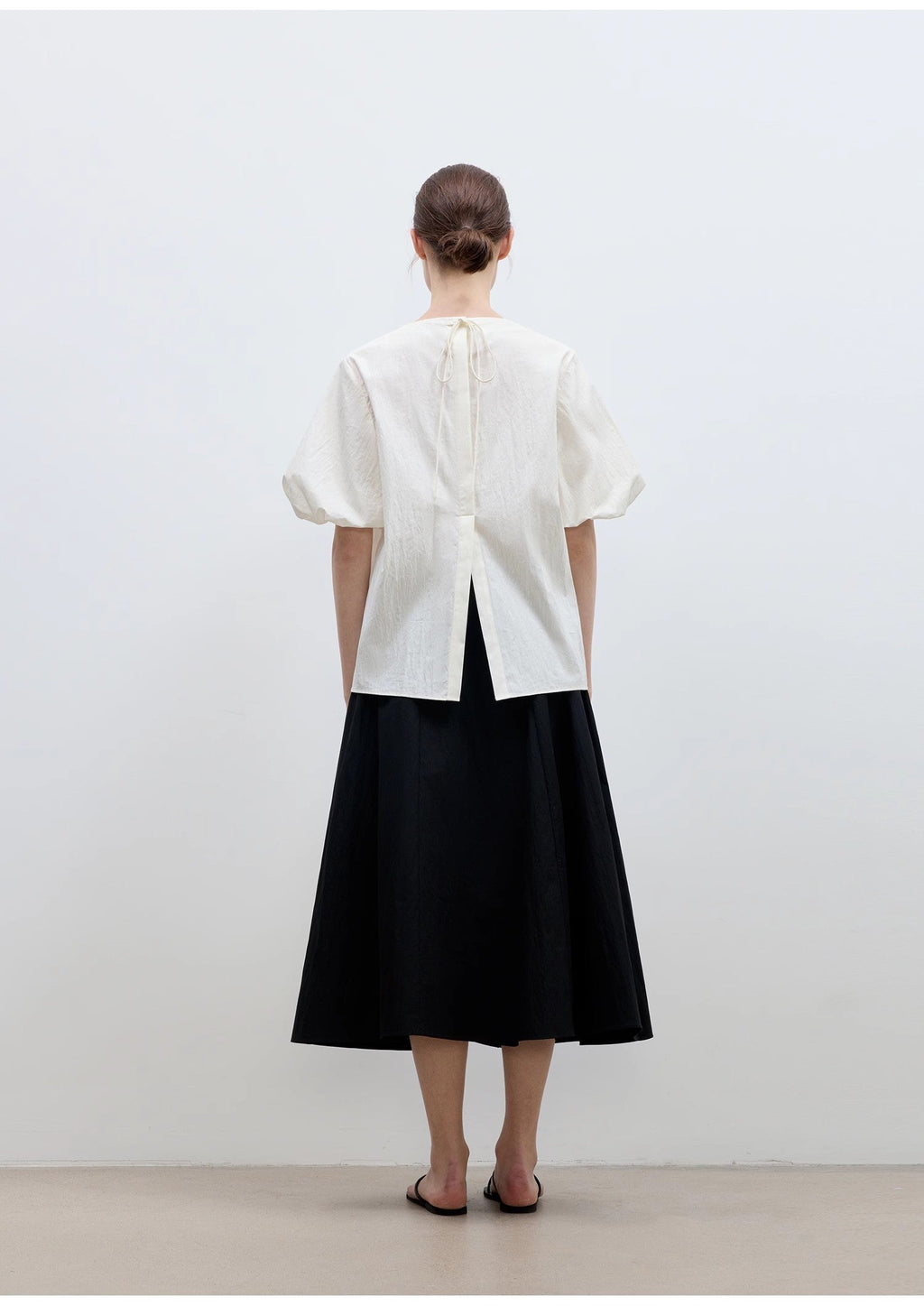 Camisa de mujer "Iceland Diary" con diseño plisado en el escote, cuello redondo, lazo y mangas abullonadas de manga corta