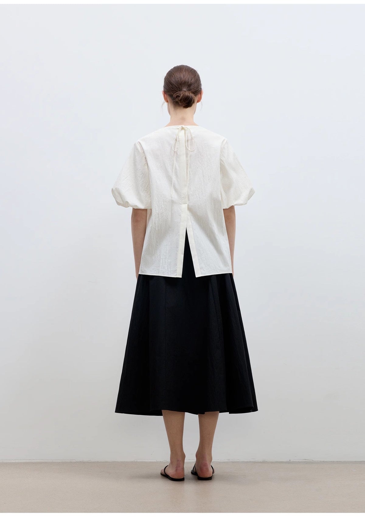 Camisa de mujer "Iceland Diary" con diseño plisado en el escote, cuello redondo, lazo y mangas abullonadas de manga corta