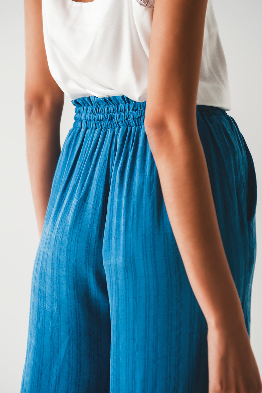 Pantalones de pierna ancha con cordón en color azul