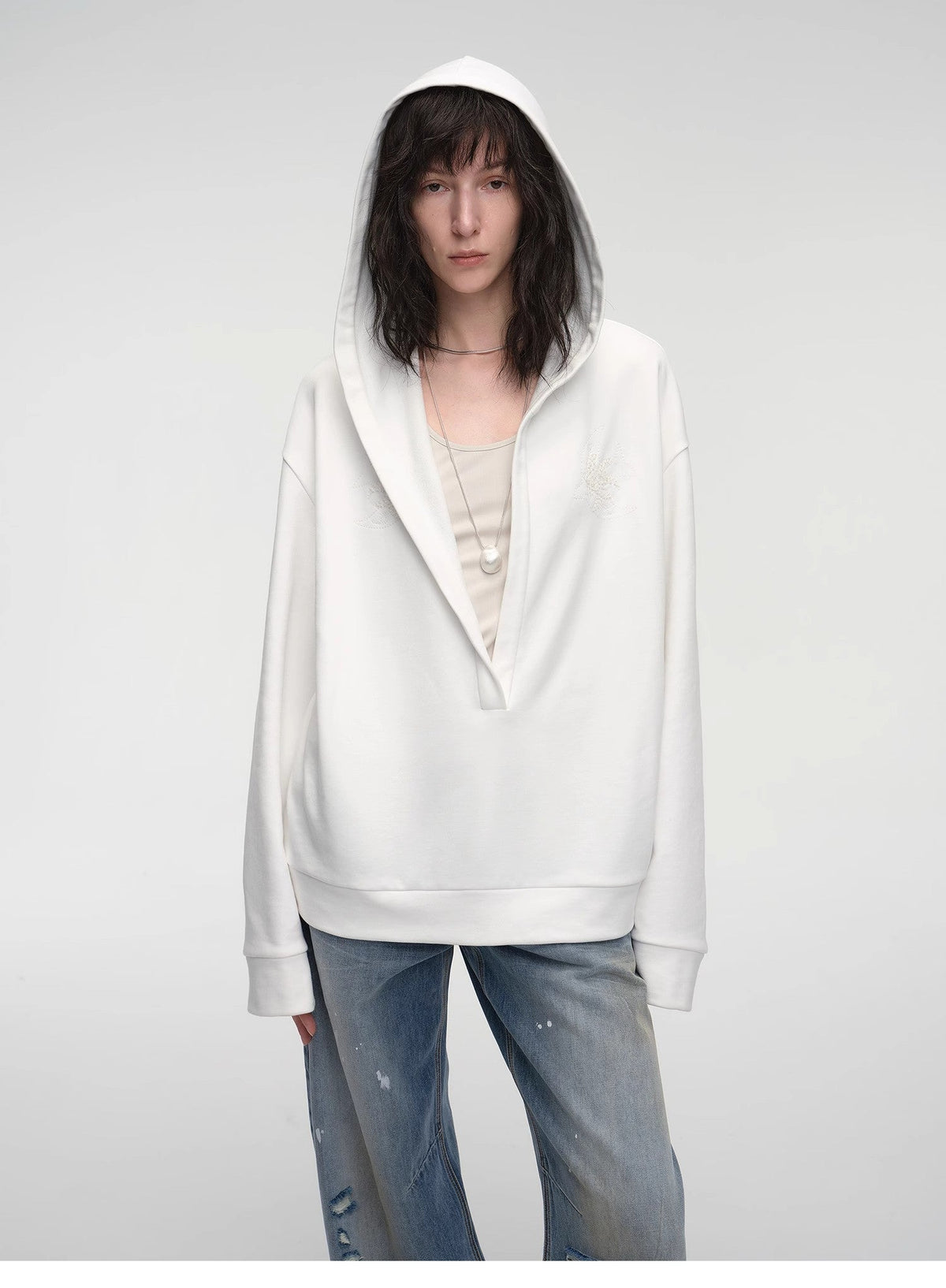 Sudadera de perfil sencillo con capucha, cuello en V profundo, lentejuelas y bordado de grano de arroz hecho a mano, estilo casual