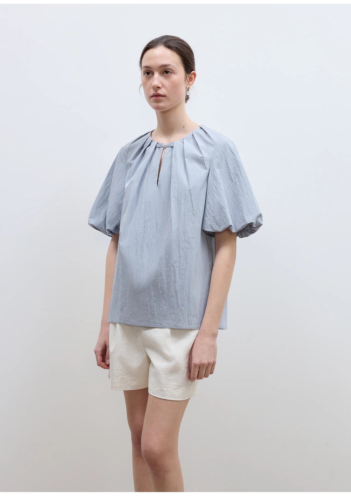 Camisa de mujer "Iceland Diary" con diseño plisado en el escote, cuello redondo, lazo y mangas abullonadas de manga corta