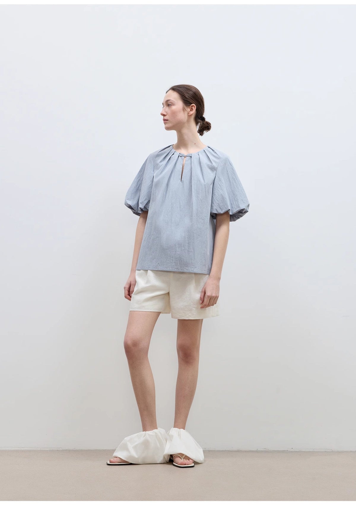 Camisa de mujer "Iceland Diary" con diseño plisado en el escote, cuello redondo, lazo y mangas abullonadas de manga corta