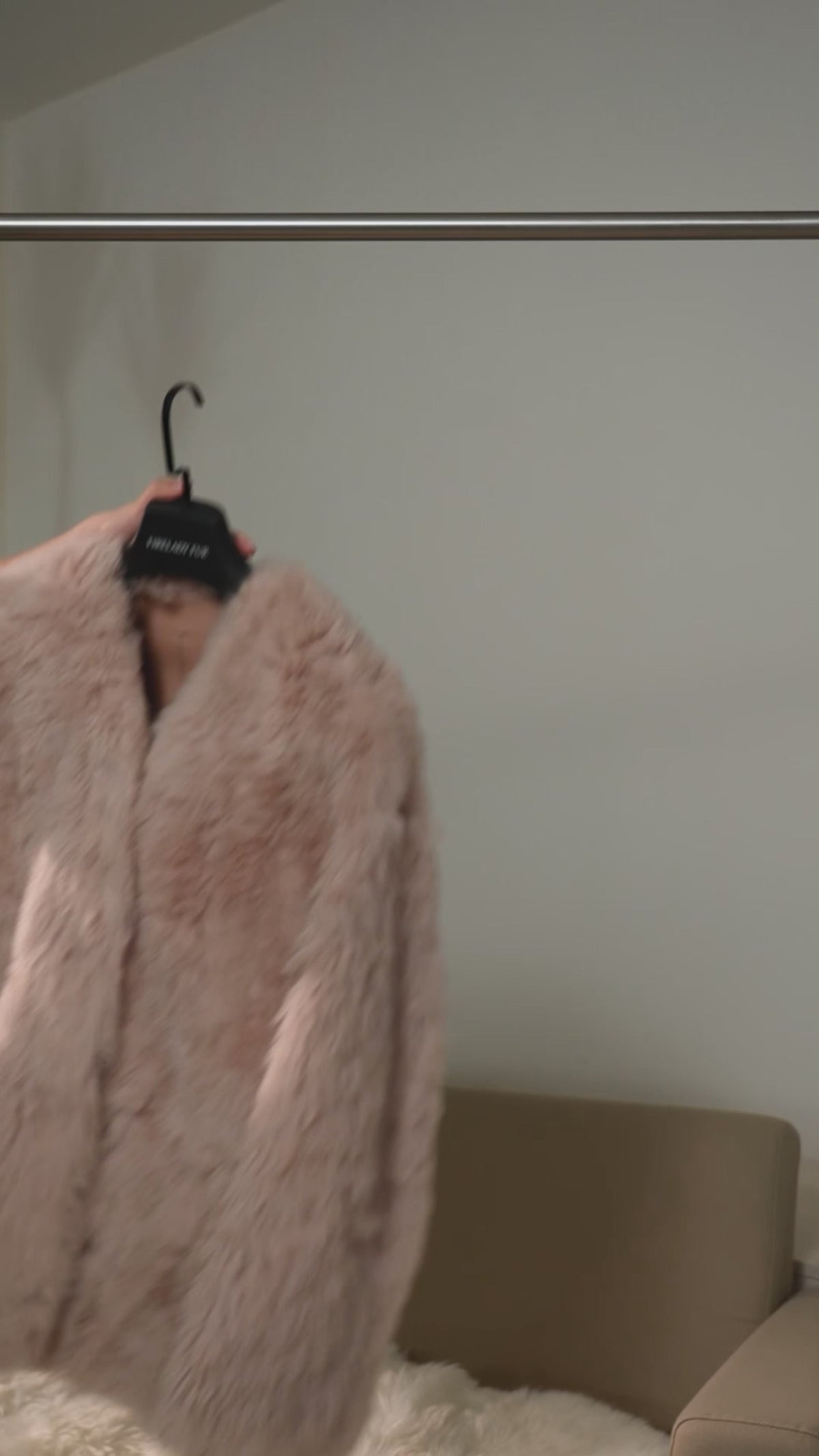 Abrigo de invierno de lana rizada de oveja toscana importada de Italia con cuello en V, modelo "Castle Dusk"