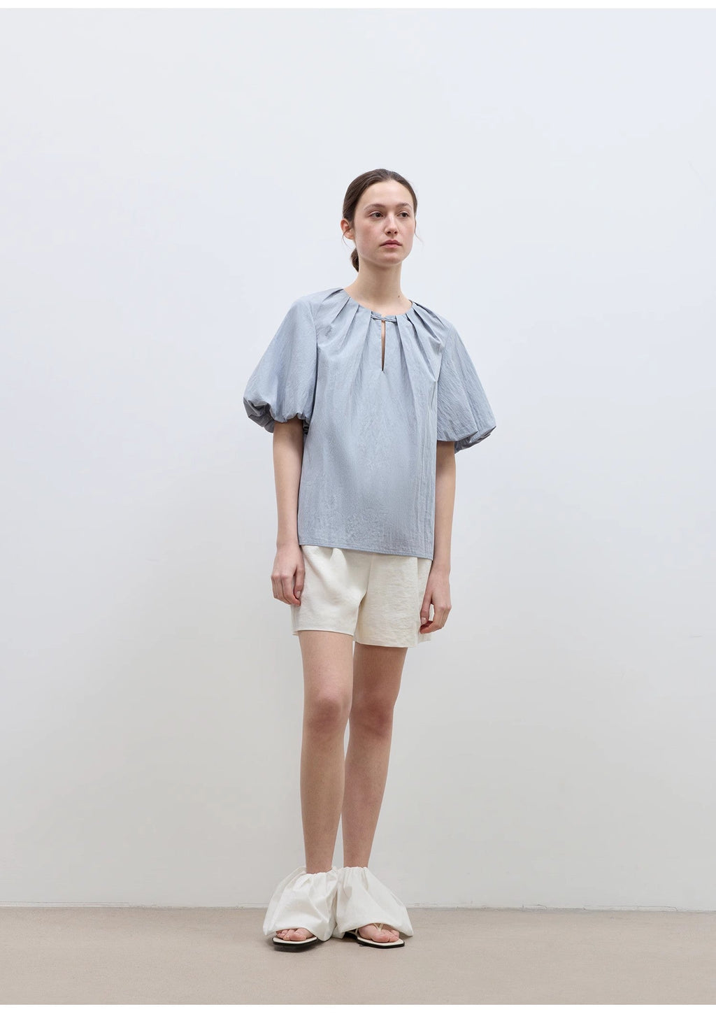 Camisa de mujer "Iceland Diary" con diseño plisado en el escote, cuello redondo, lazo y mangas abullonadas de manga corta
