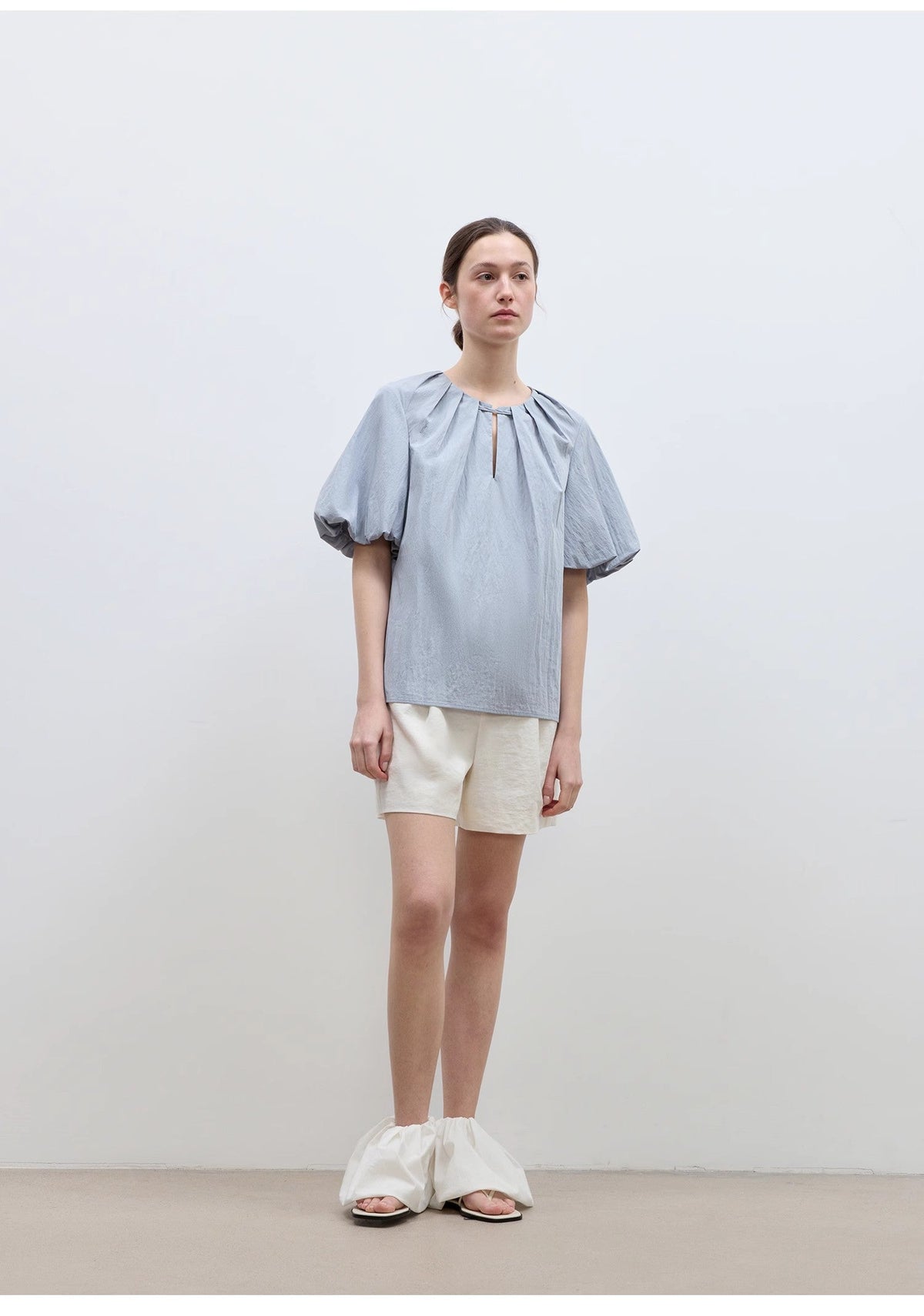 Camisa de mujer "Iceland Diary" con diseño plisado en el escote, cuello redondo, lazo y mangas abullonadas de manga corta