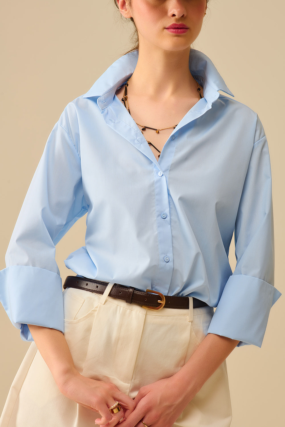 Camisa de popelina azul con puños extranchos
