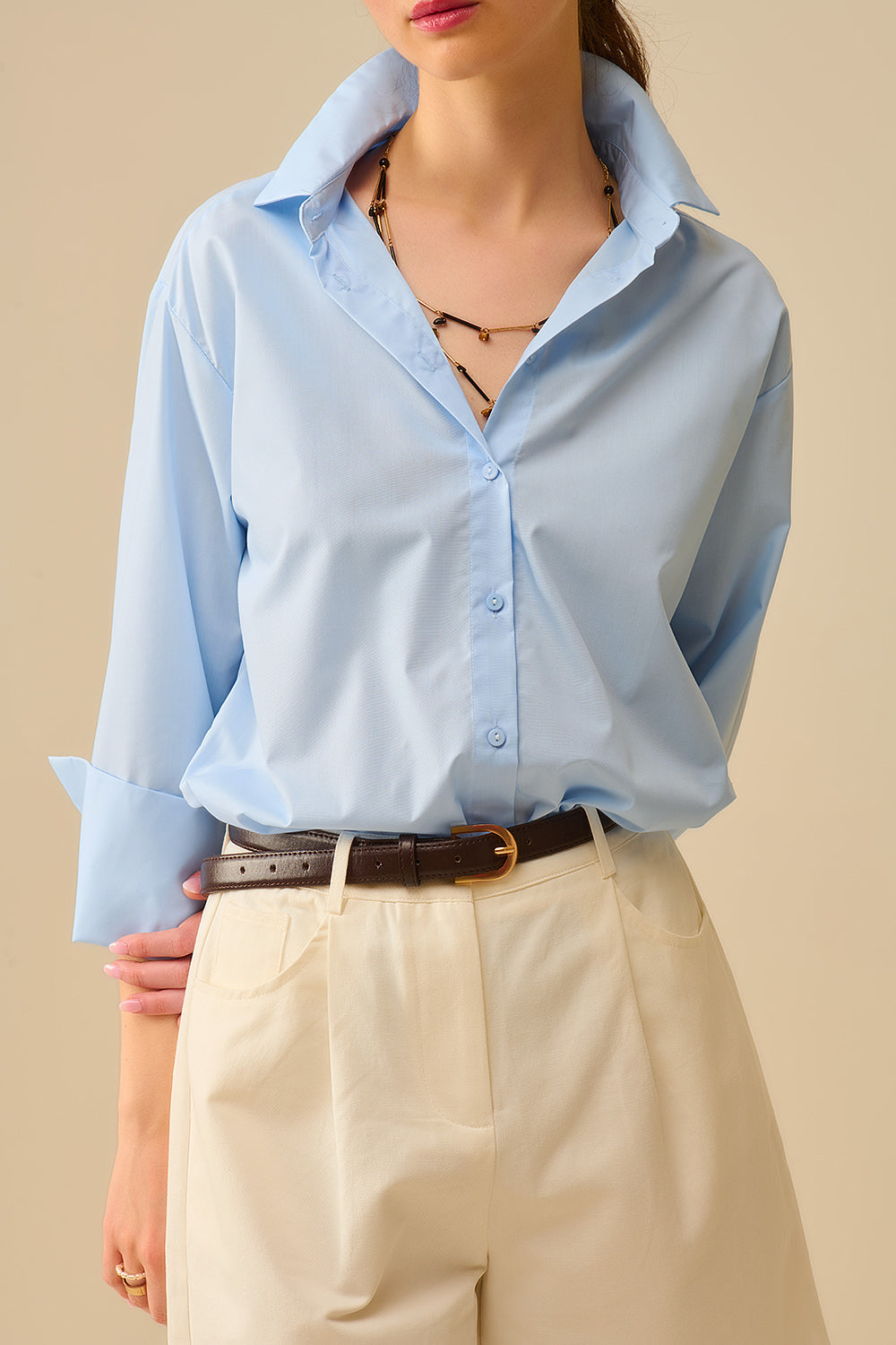 Camisa de popelina azul con puños extranchos
