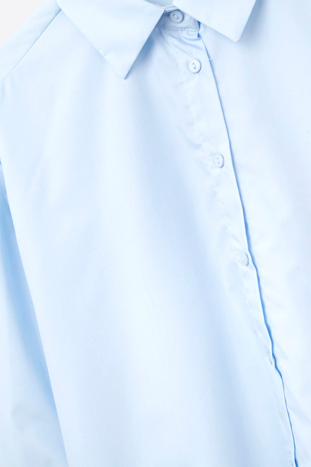 Camisa de popelina azul con puños extranchos