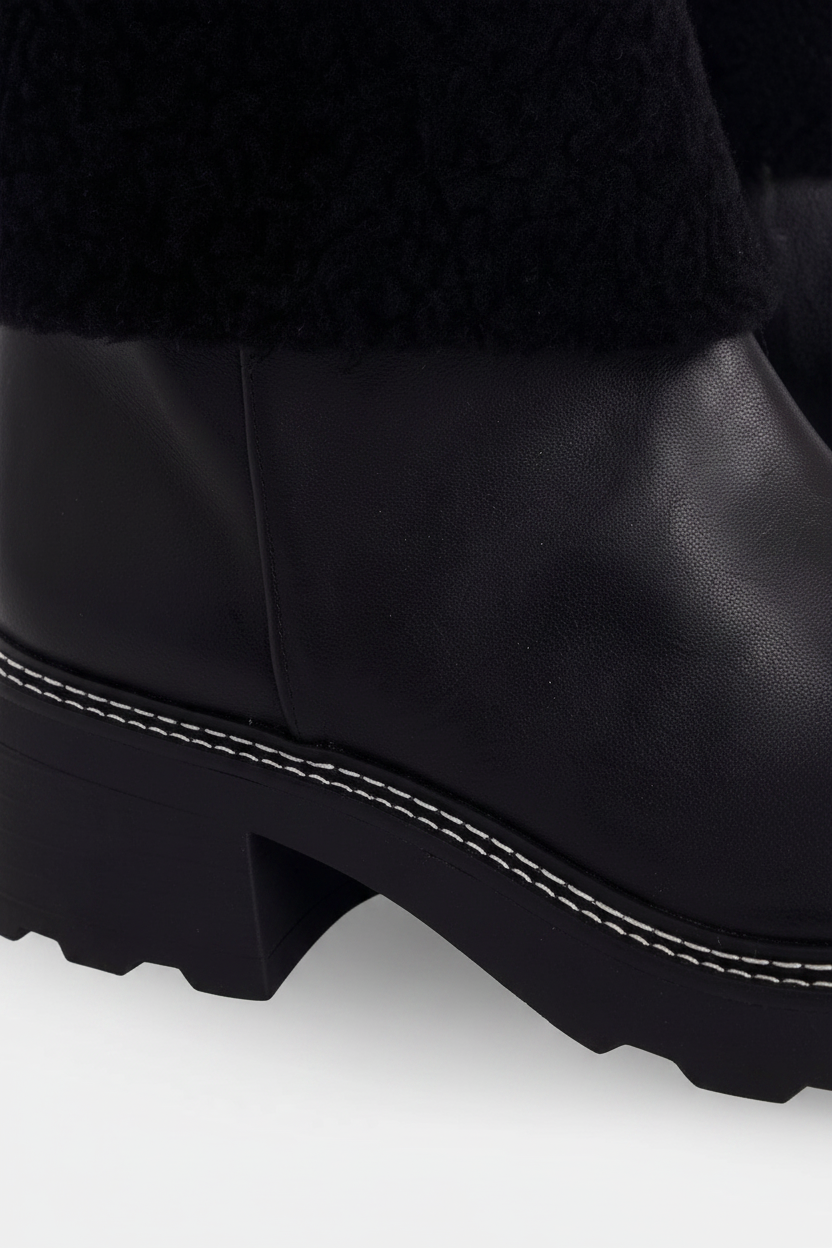 Andira ankelboots i svart läder – fårskinnsdetalj, 5 cm blockklack