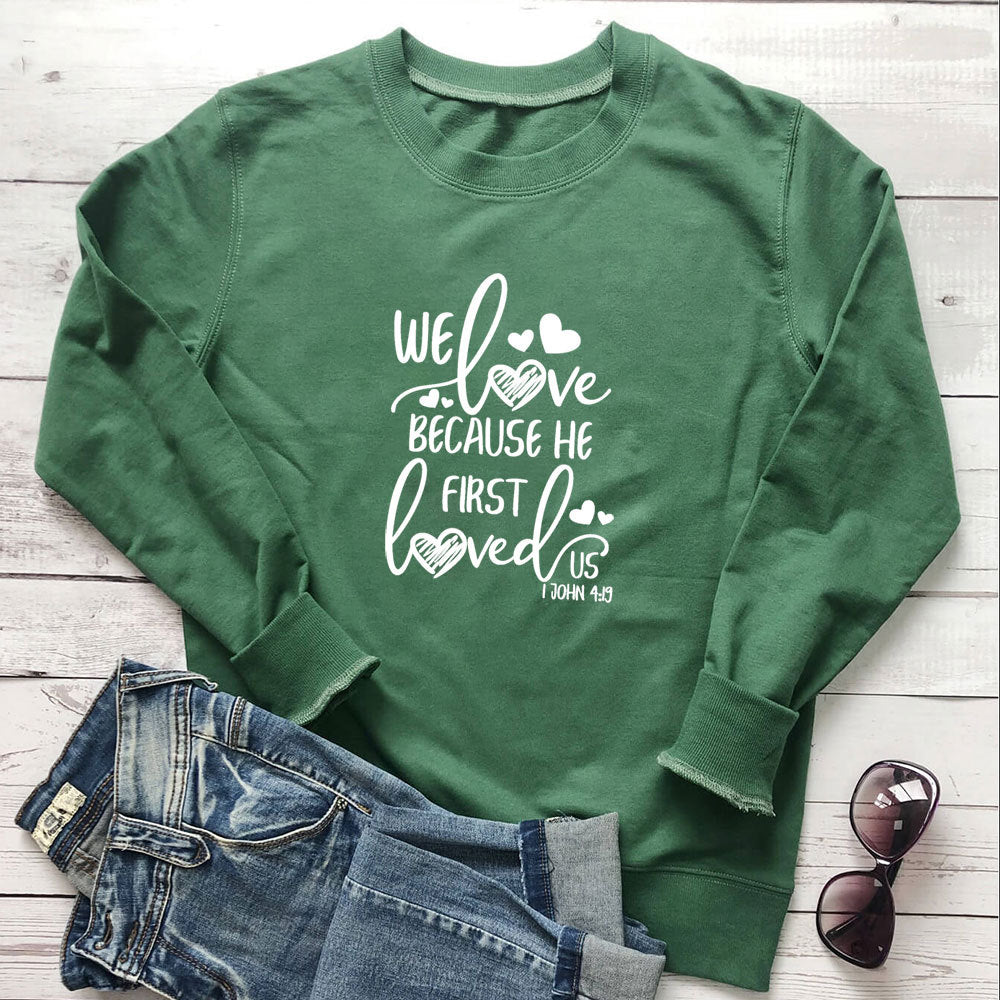 Bluza z kapturem z nadrukiem "Because He First Loved Us"