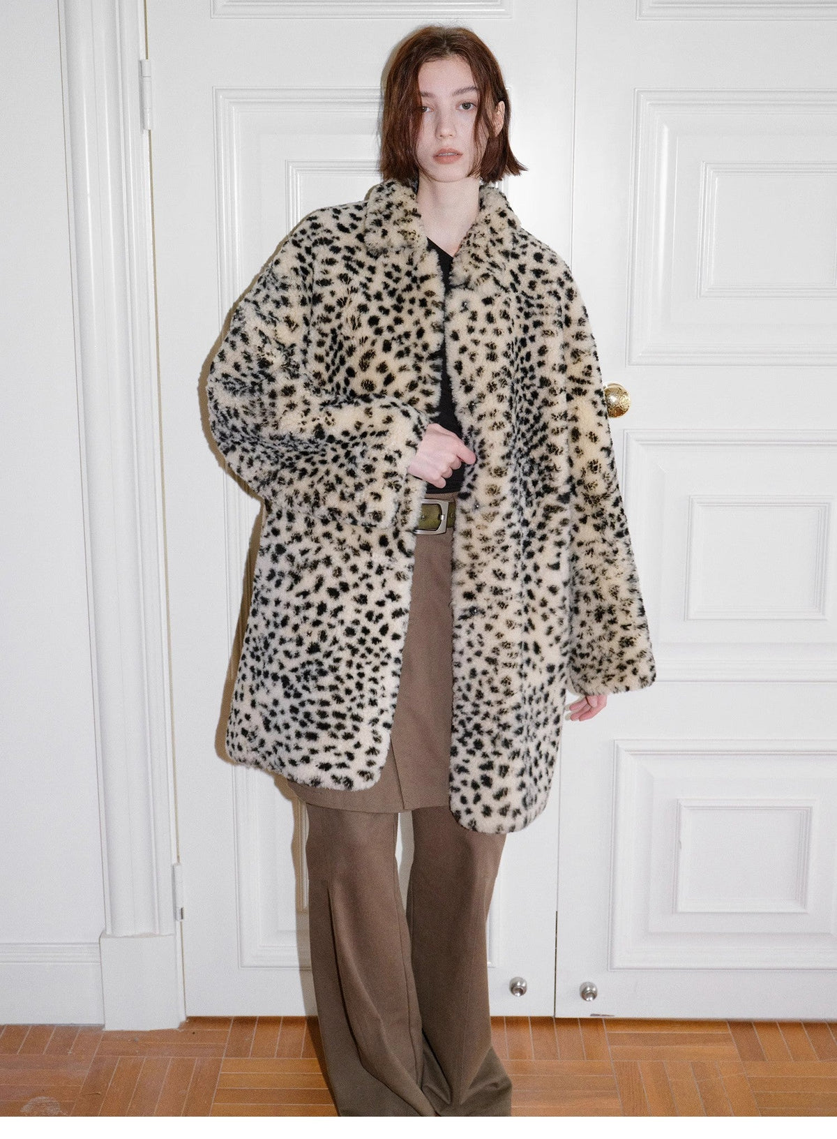 Abrigo de piel de oveja merina importada, moderno, de corte entallado, largo medio y hombros descubiertos, estampado "Leopard Print Sniper"