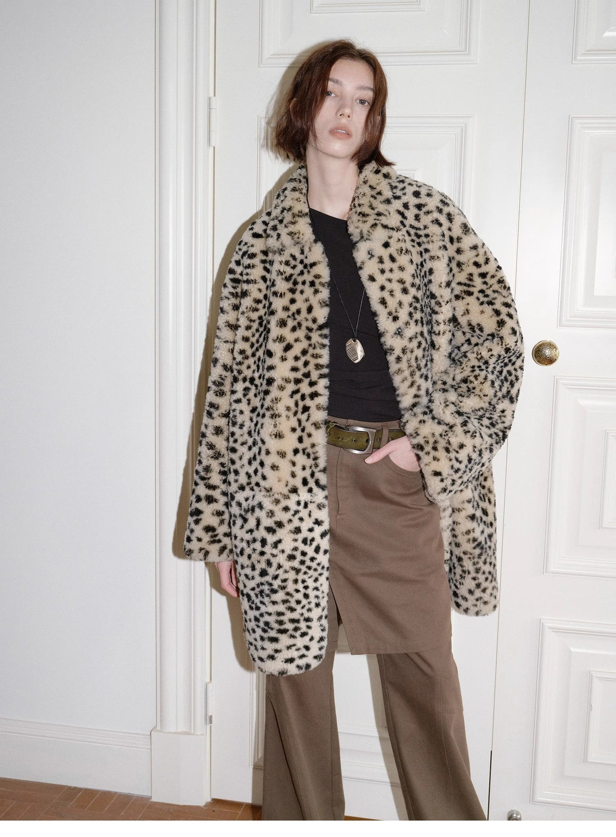 Abrigo de piel de oveja merina importada, moderno, de corte entallado, largo medio y hombros descubiertos, estampado "Leopard Print Sniper"