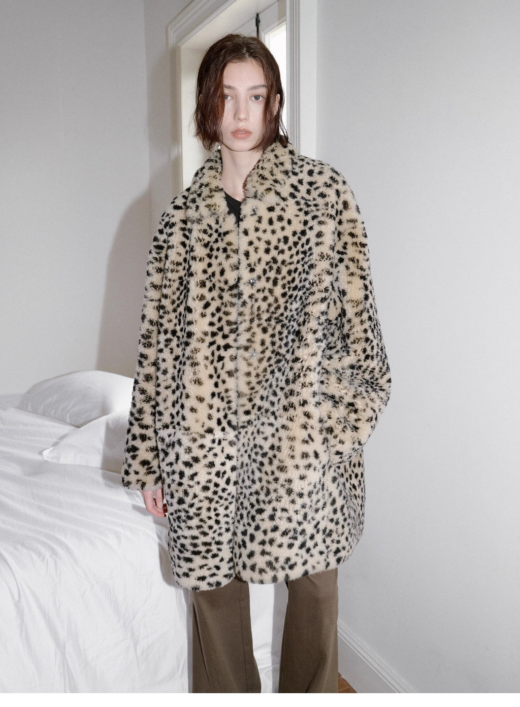 Abrigo de piel de oveja merina importada, moderno, de corte entallado, largo medio y hombros descubiertos, estampado "Leopard Print Sniper"