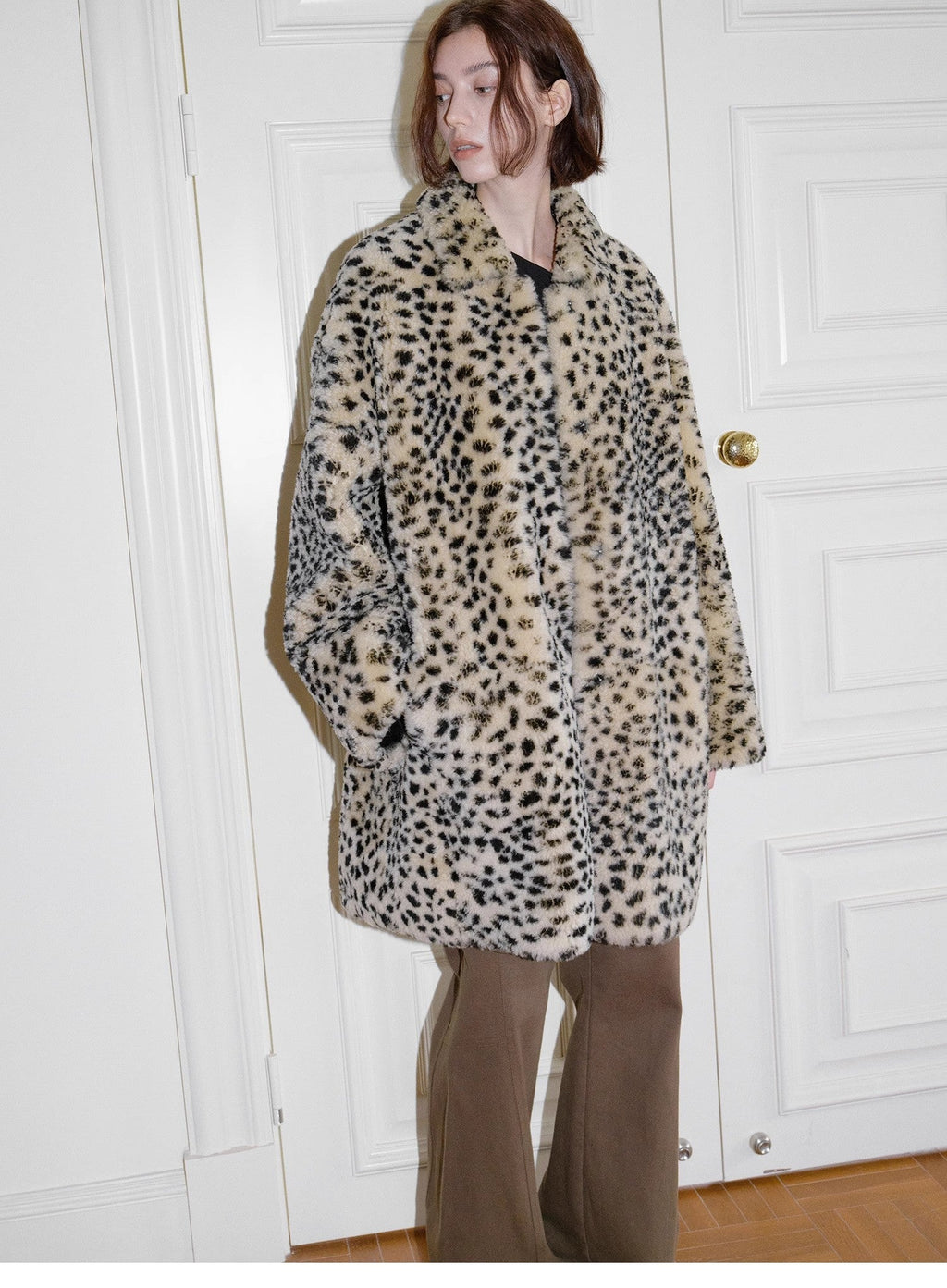 Abrigo de piel de oveja merina importada, moderno, de corte entallado, largo medio y hombros descubiertos, estampado "Leopard Print Sniper"