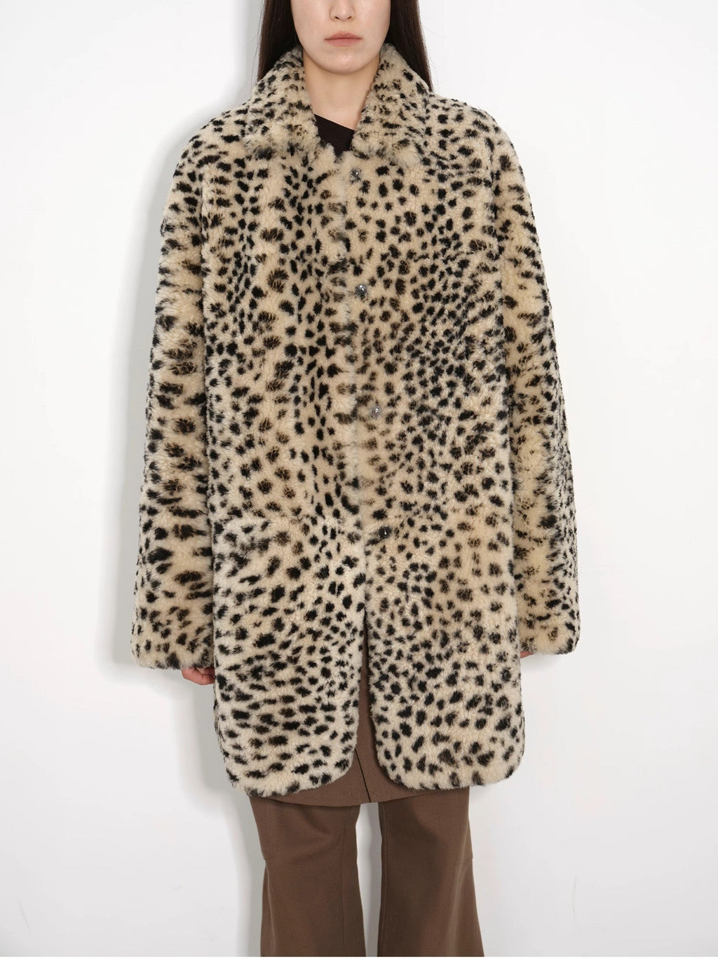 Abrigo de piel de oveja merina importada, moderno, de corte entallado, largo medio y hombros descubiertos, estampado "Leopard Print Sniper"