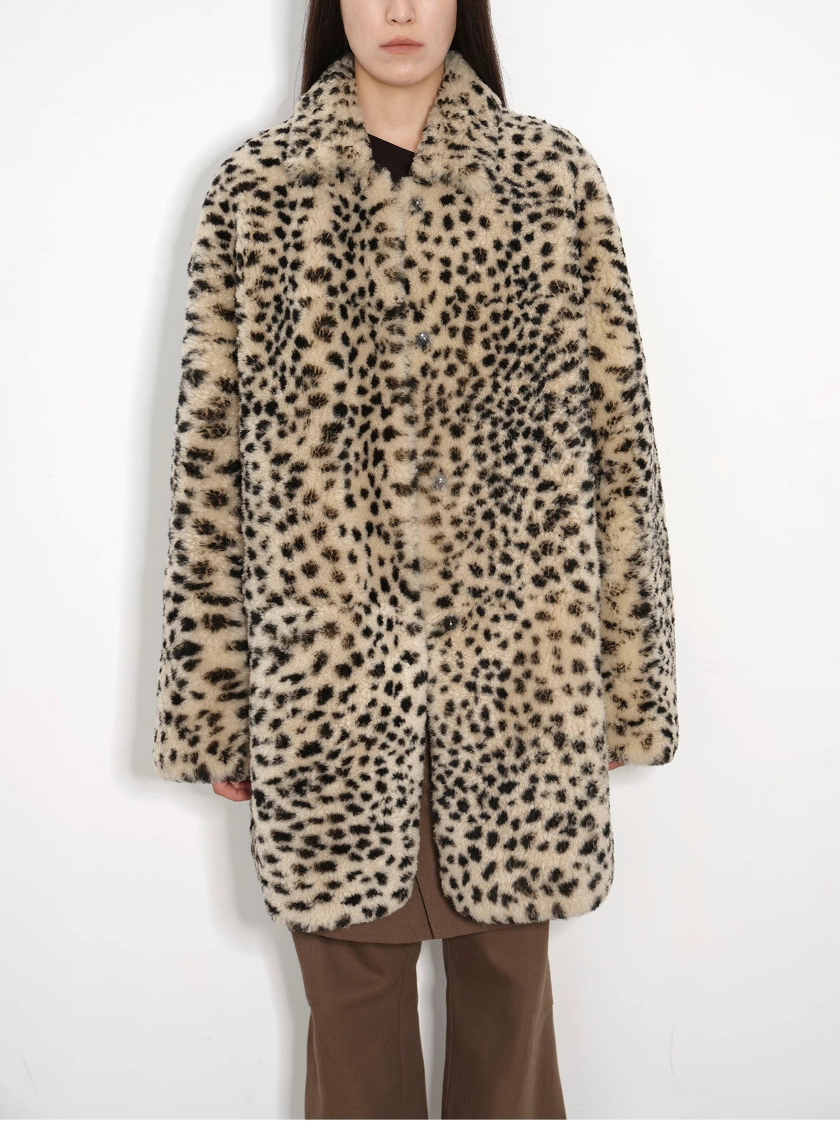 Abrigo de piel de oveja merina importada, moderno, de corte entallado, largo medio y hombros descubiertos, estampado "Leopard Print Sniper"