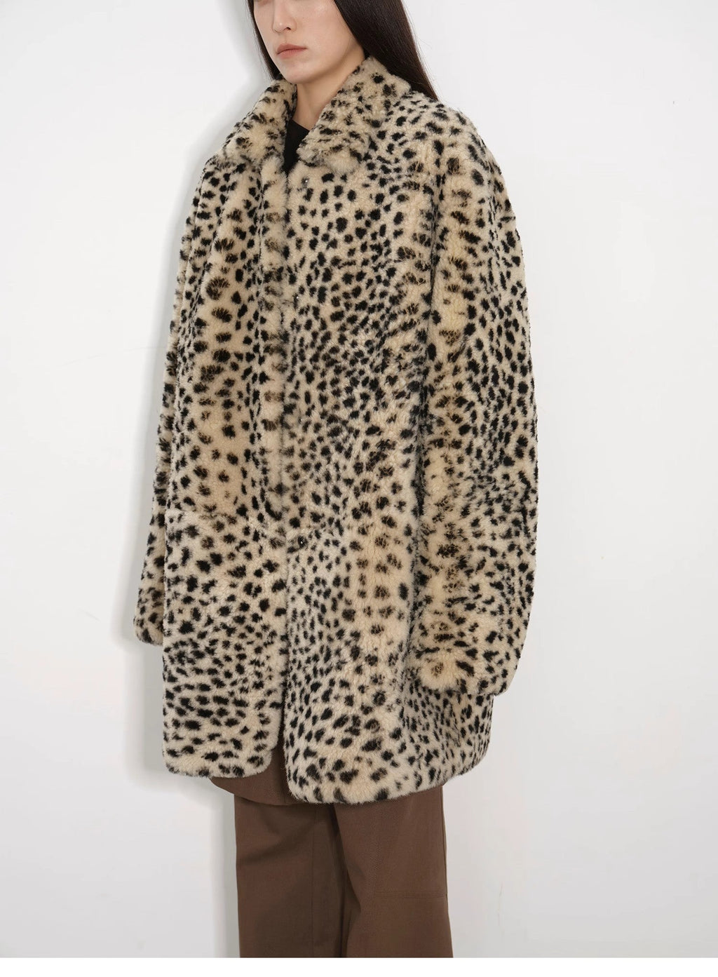 Abrigo de piel de oveja merina importada, moderno, de corte entallado, largo medio y hombros descubiertos, estampado "Leopard Print Sniper"