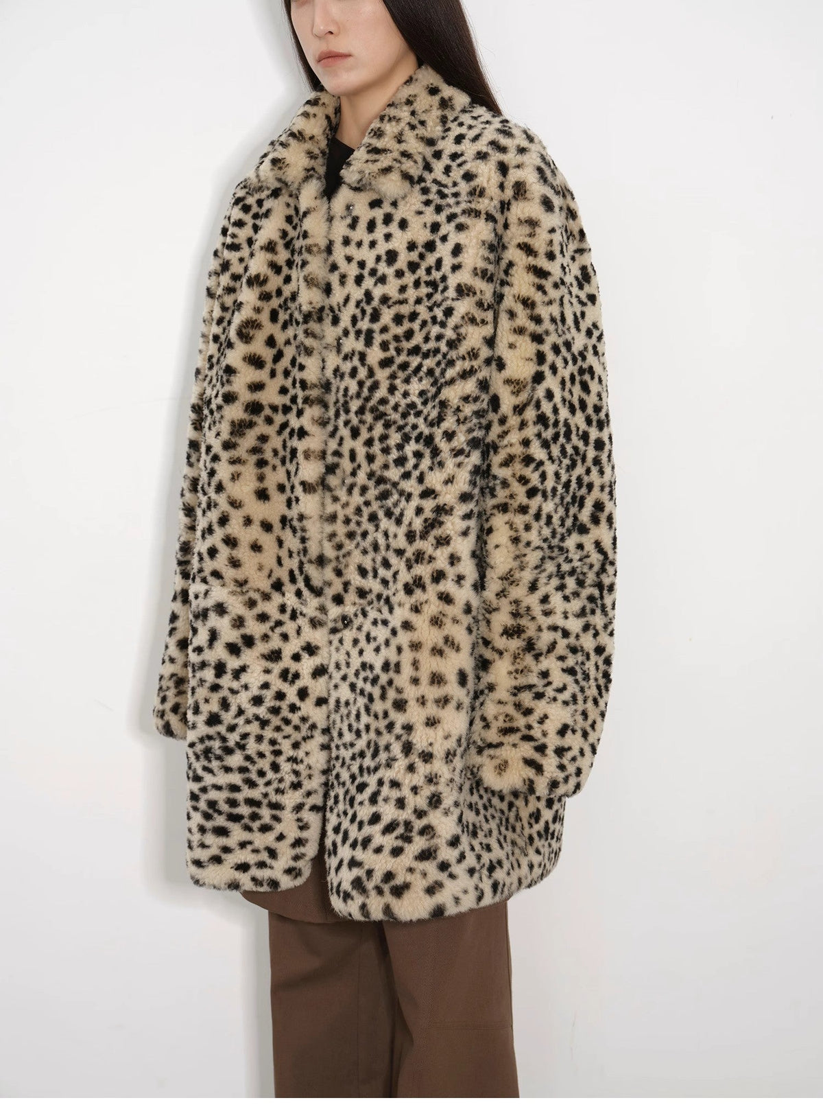 Abrigo de piel de oveja merina importada, moderno, de corte entallado, largo medio y hombros descubiertos, estampado "Leopard Print Sniper"