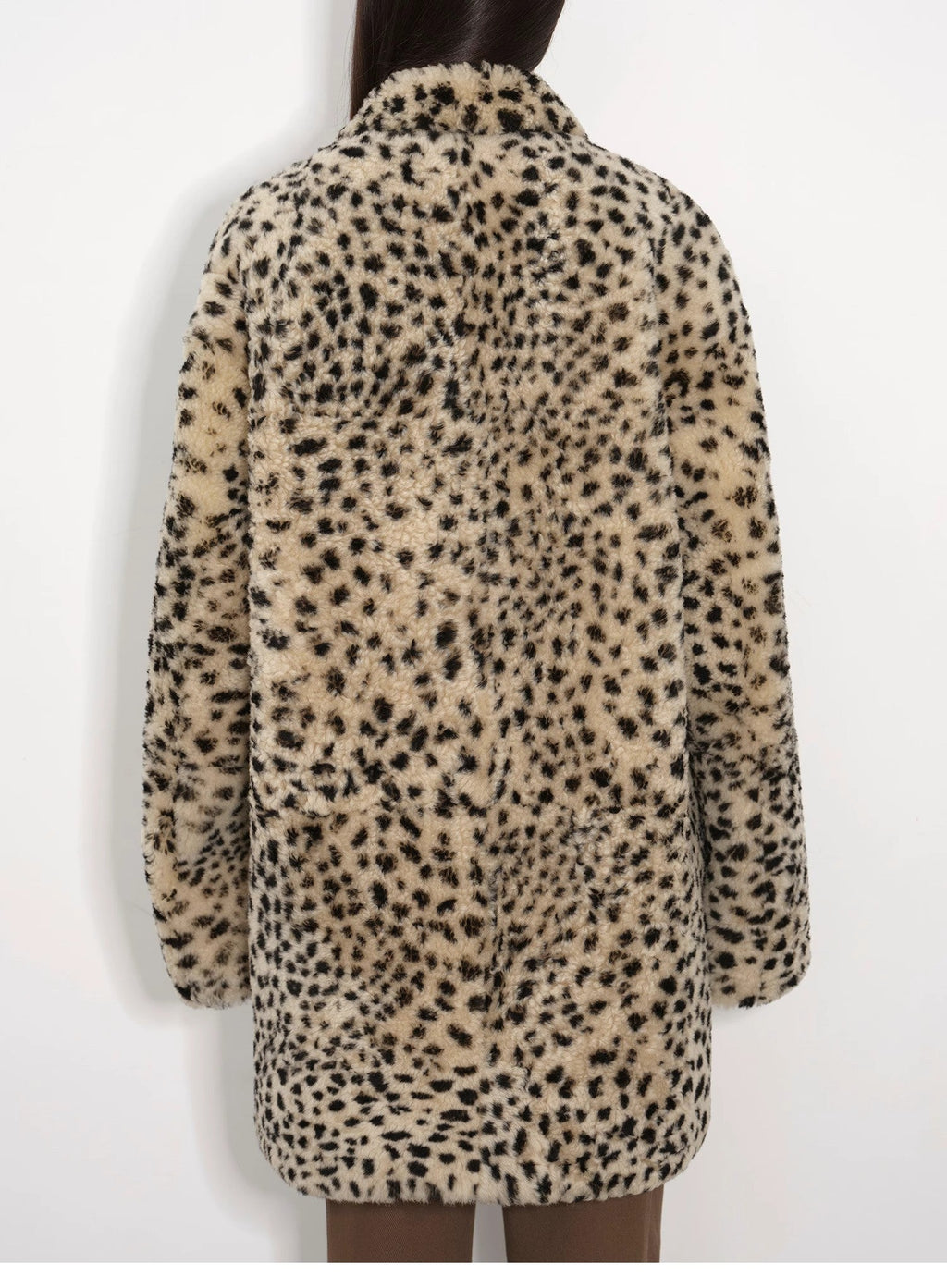 Abrigo de piel de oveja merina importada, moderno, de corte entallado, largo medio y hombros descubiertos, estampado "Leopard Print Sniper"