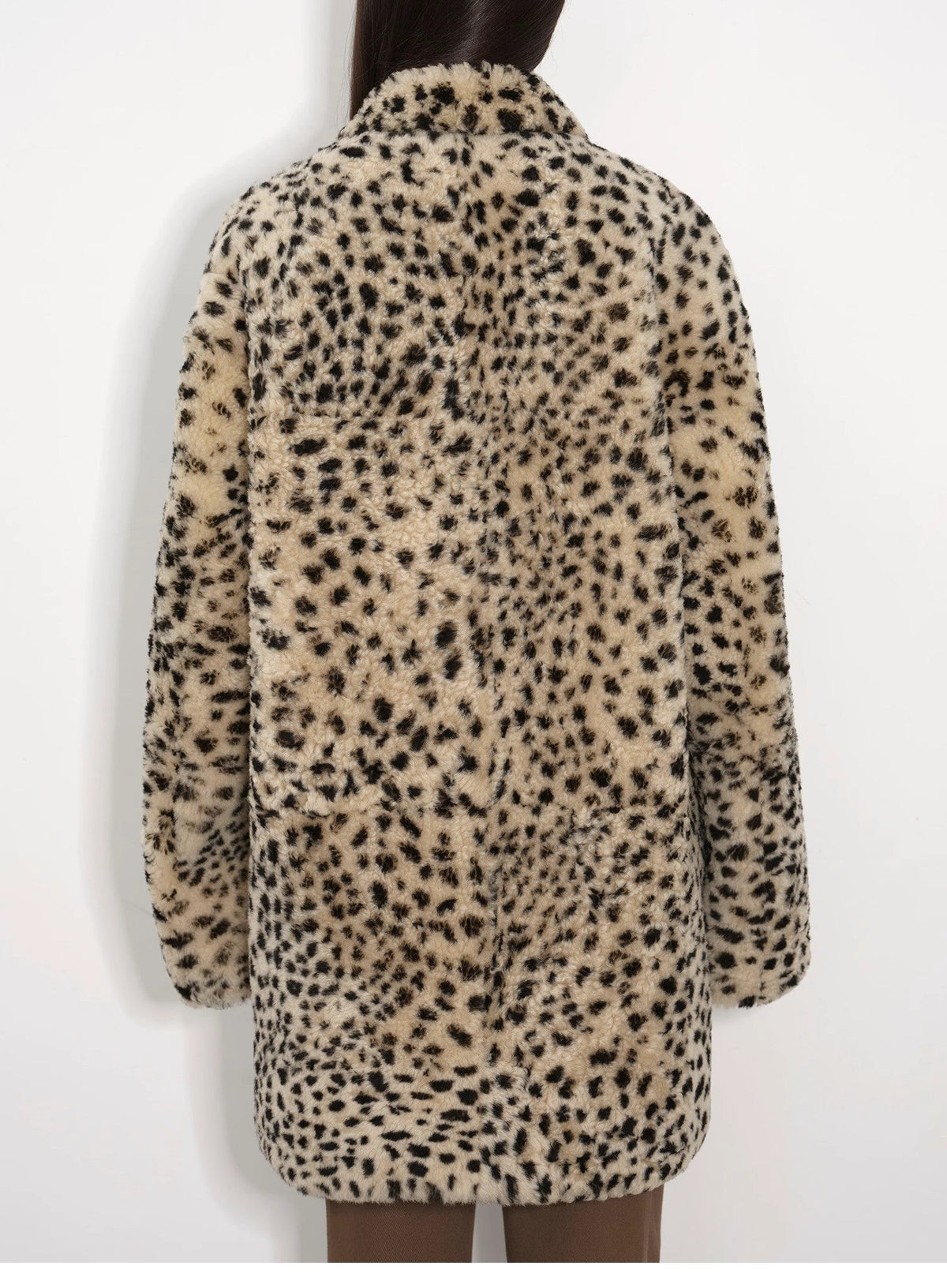 Abrigo de piel de oveja merina importada, moderno, de corte entallado, largo medio y hombros descubiertos, estampado "Leopard Print Sniper"