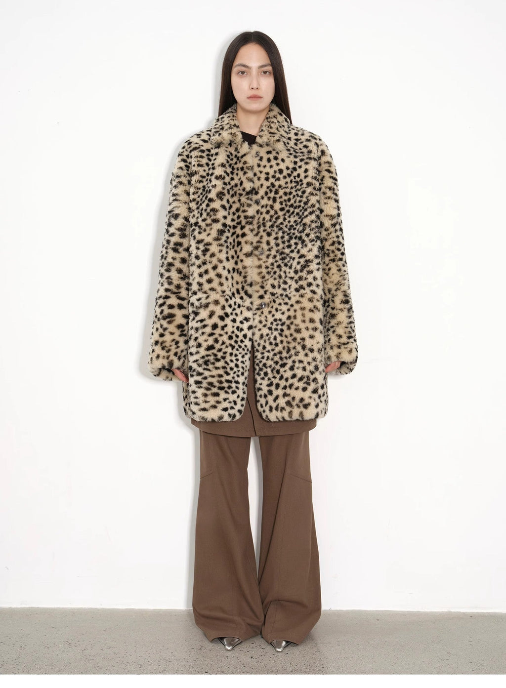 Abrigo de piel de oveja merina importada, moderno, de corte entallado, largo medio y hombros descubiertos, estampado "Leopard Print Sniper"