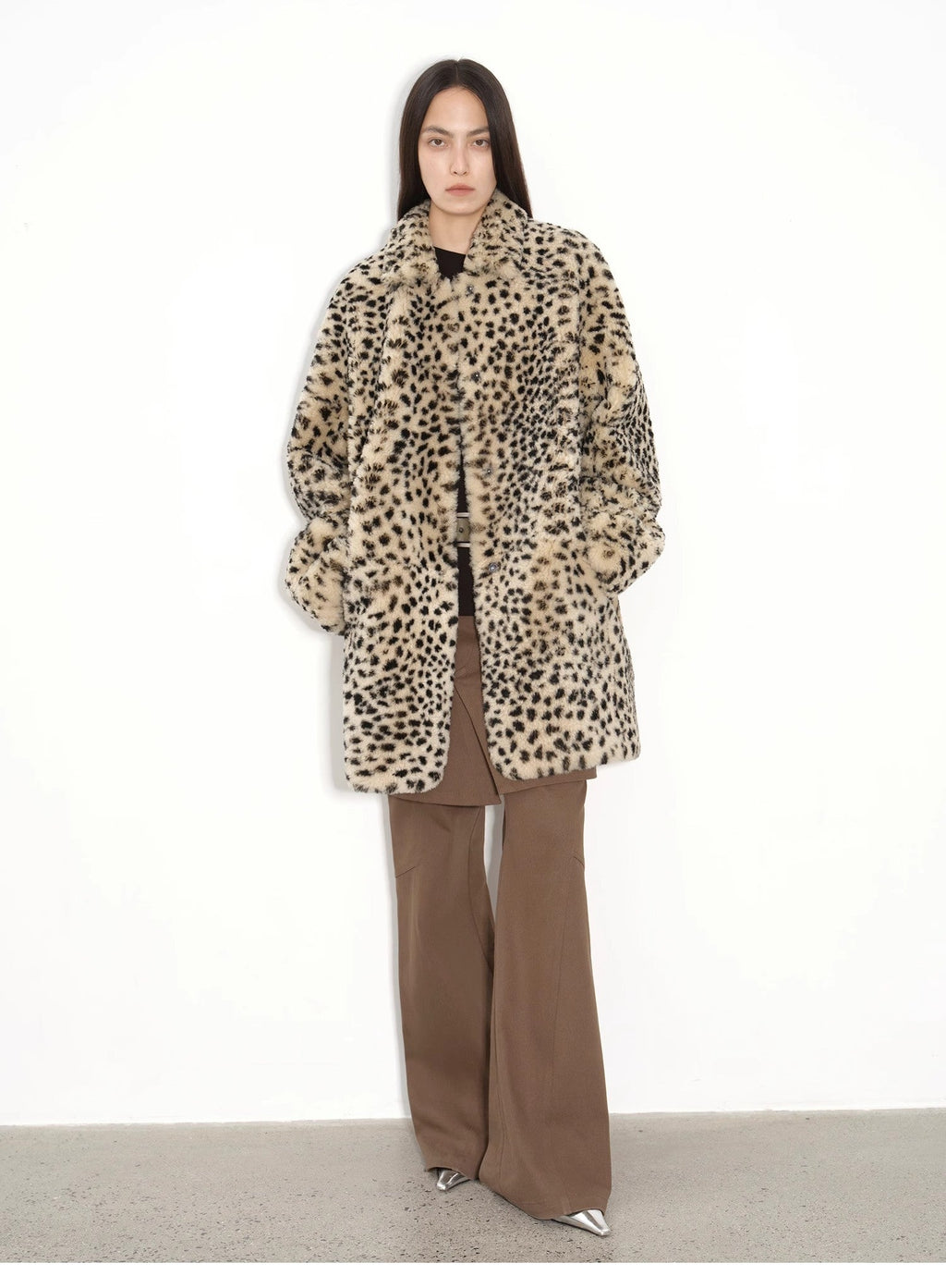 Abrigo de piel de oveja merina importada, moderno, de corte entallado, largo medio y hombros descubiertos, estampado "Leopard Print Sniper"