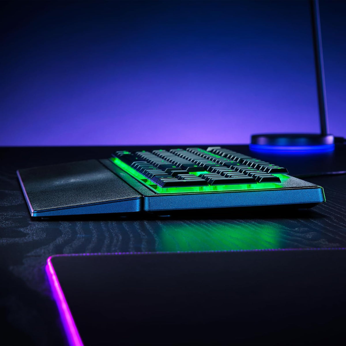 Razer Ornata V3 X - Flache Membran-Tastatur mit Chroma RGB (Lautlose Membran-Switches, Ergonomische Handballenauflage, Tastenkappen Anti-UV-Beschichtung) QWERTZ DE-Layout | Schwarz