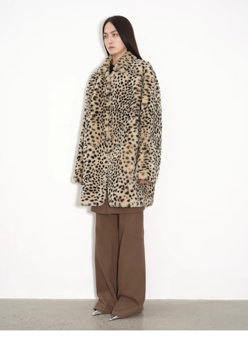 Abrigo de piel de oveja merina importada, moderno, de corte entallado, largo medio y hombros descubiertos, estampado "Leopard Print Sniper"