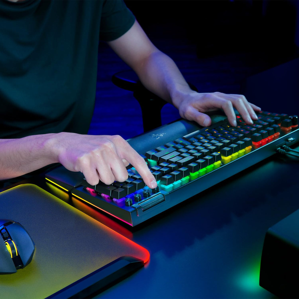 Razer BlackWidow V4 - Mechanische Gaming-Tastatur Chroma RGB (Mechanische Yellow Switches, 6 eigene Makro-Tasten, Doubleshot-ABS-Tastenkappen) QWERTZ DE-Layout | Schwarz