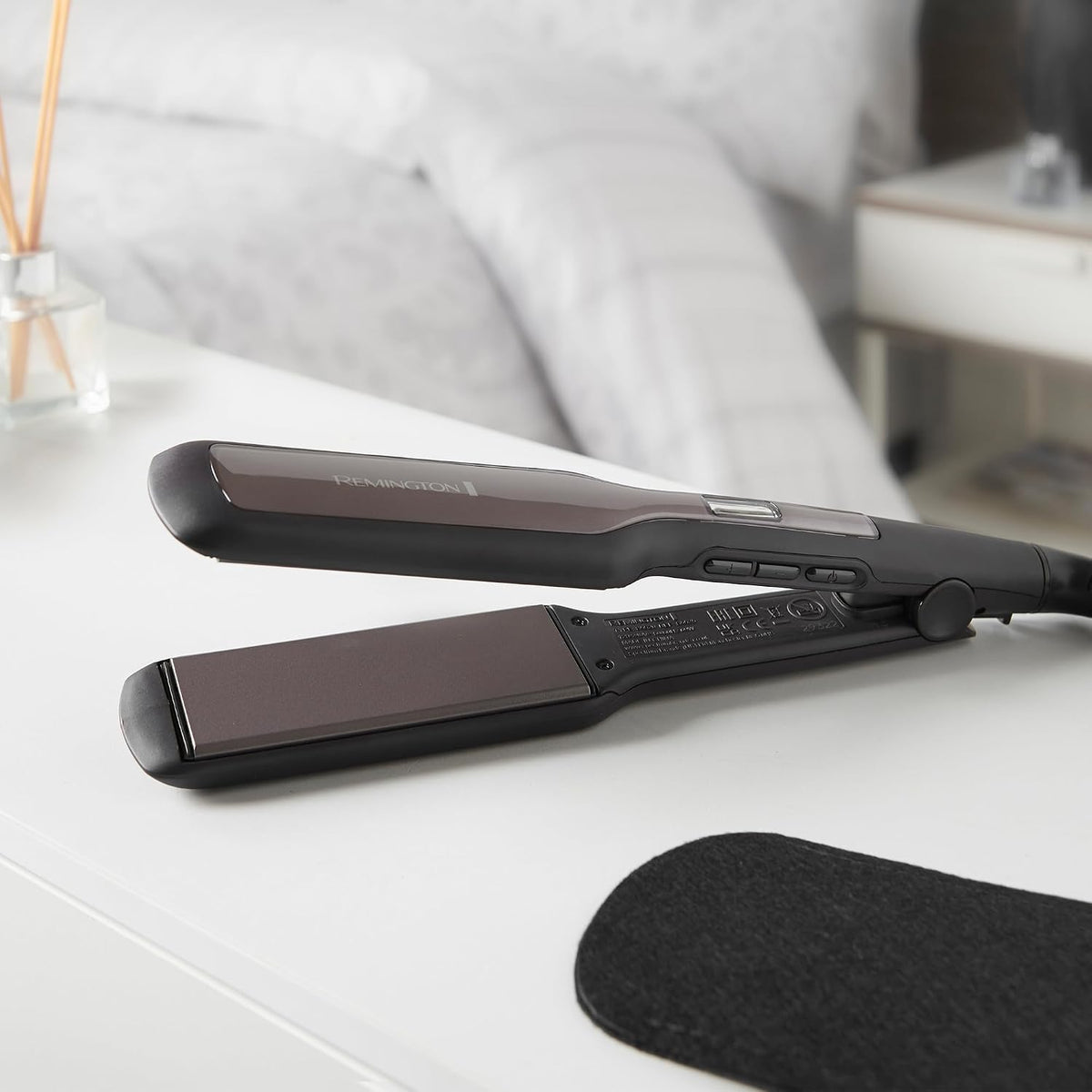 Remington Glätteisen Pro-Ceramic Extra breit (extrabreite 45-mm-Stylingplatten – speziell für dickes, krauses, lockiges und sehr langes Haar), LCD-Display, 150–230 °C, Haarglätter S5525