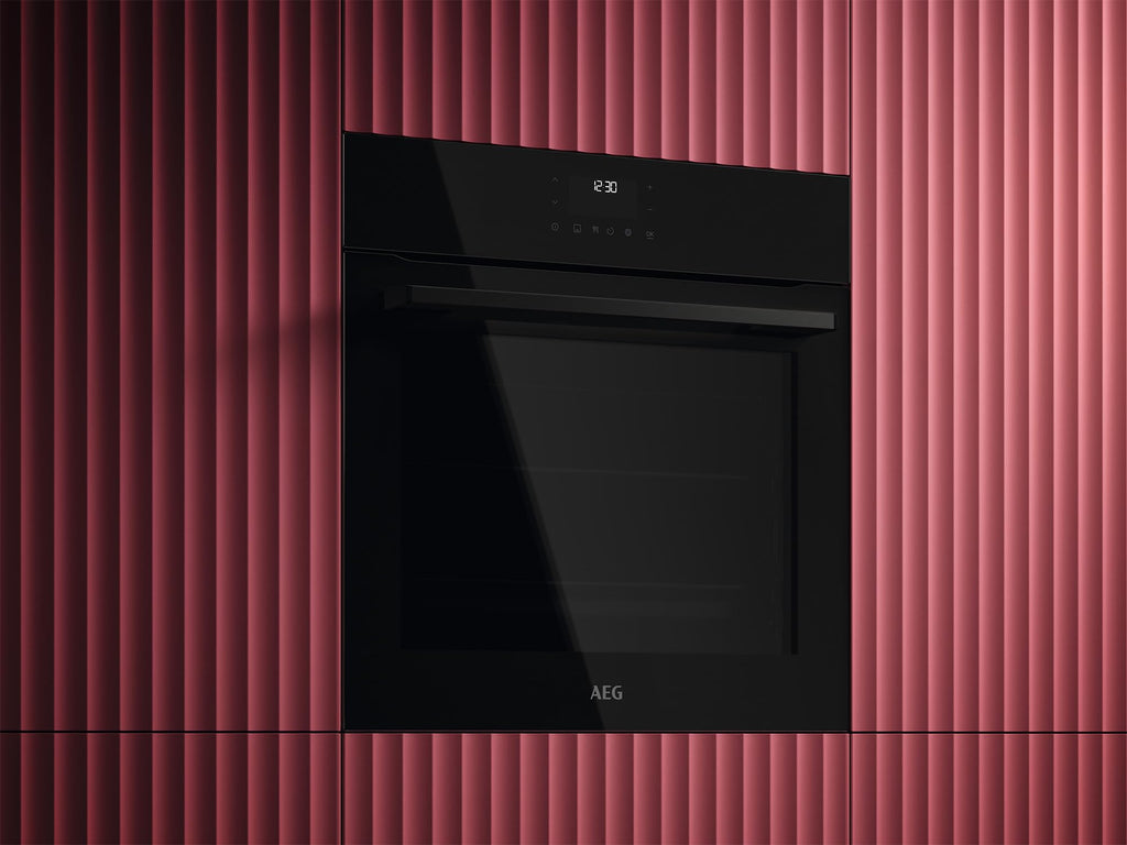 AEG Einbaubackofen, Serie 5 Ringheißluft: Gleichmäßige Garergebnisse auf 3 Ebenen, Pyrolyse Selbstreinigung, 45 Automatikprogramme, LED-Touchdisplay, Schnellaufheizung, Edelstahl, OU5PB40WSM