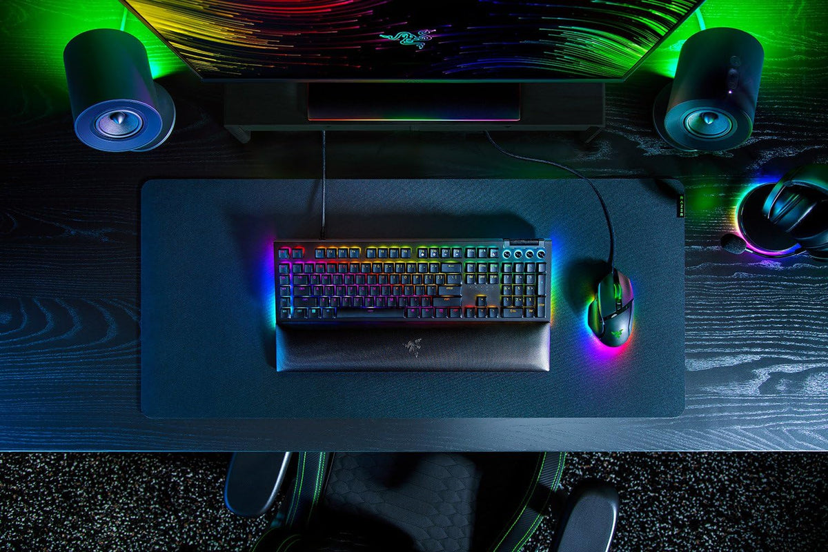 Razer BlackWidow V4 - Mechanische Gaming-Tastatur Chroma RGB (Mechanische Yellow Switches, 6 eigene Makro-Tasten, Doubleshot-ABS-Tastenkappen) QWERTZ DE-Layout | Schwarz