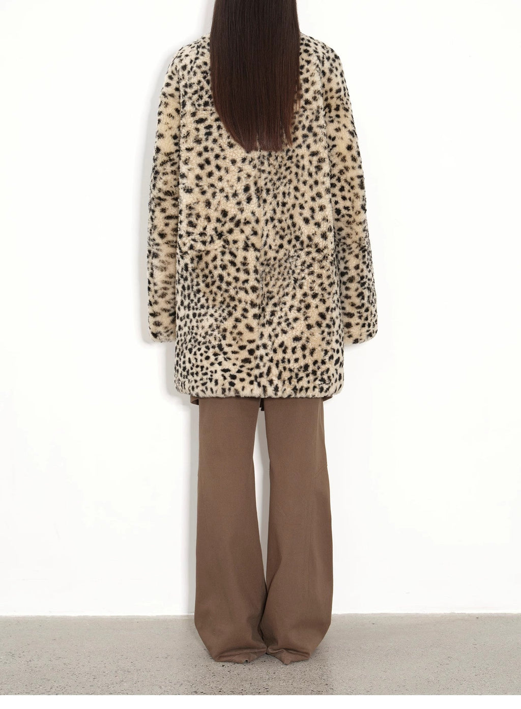 Abrigo de piel de oveja merina importada, moderno, de corte entallado, largo medio y hombros descubiertos, estampado "Leopard Print Sniper"
