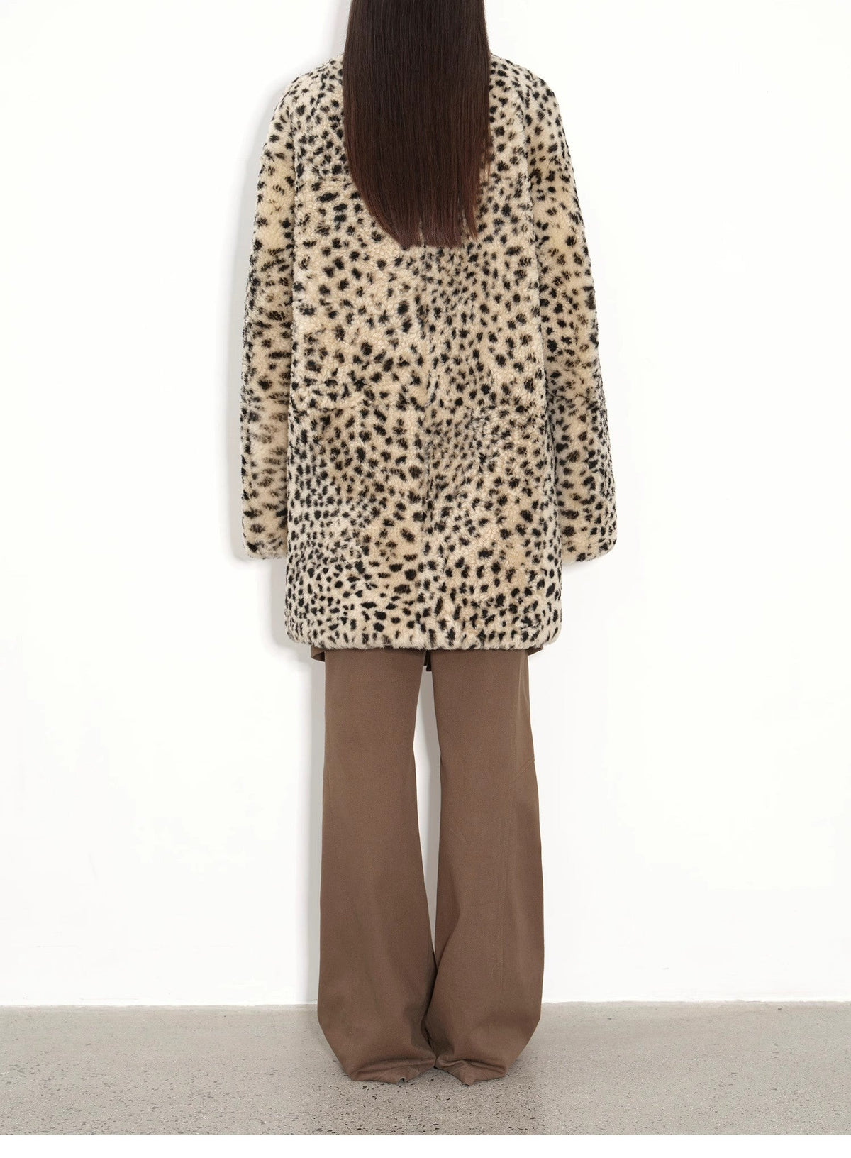 Abrigo de piel de oveja merina importada, moderno, de corte entallado, largo medio y hombros descubiertos, estampado "Leopard Print Sniper"