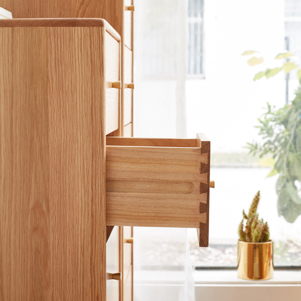 Mesita de noche de roble macizo con cajonera para salón - Mueble esquinero independiente con cuatro cajones