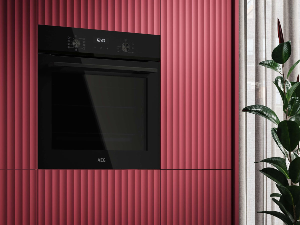 AEG Einbaubackofen, Serie 5 Ringheißluft: Gleichmäßige Garergebnisse auf 3 Ebenen, Pyrolyse Selbstreinigung, 45 Automatikprogramme, LED-Touchdisplay, Schnellaufheizung, Edelstahl, OU5PB40WSM