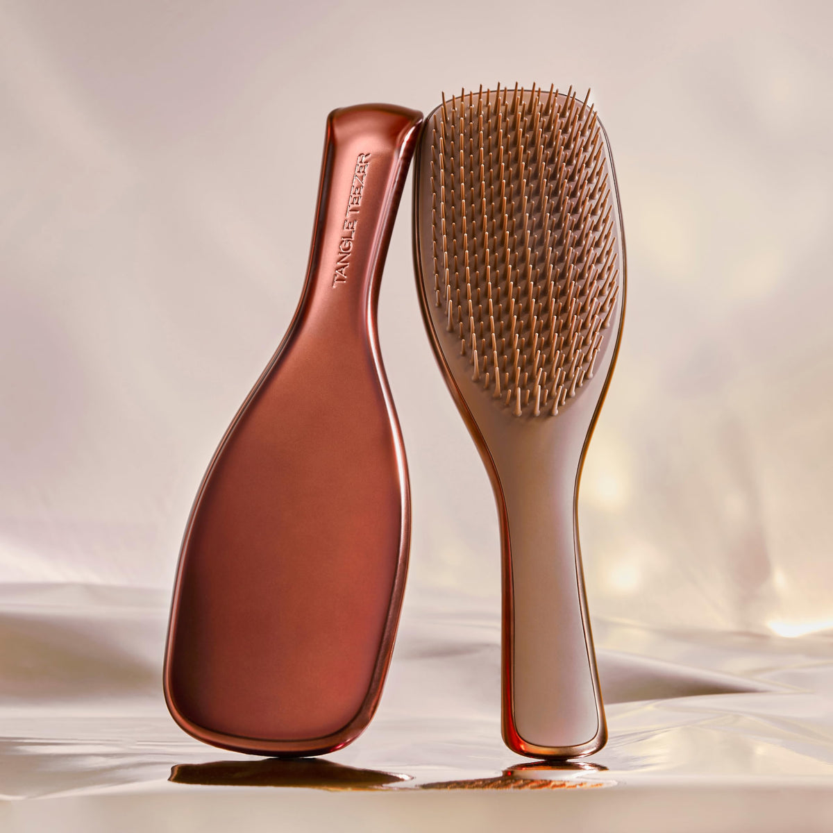 Tangle Teezer Ultimate Detangler Haarbürste – Nasses & Trockenes Haar – Entwirrungsbürste für Alle Haartypen – Zweistufige Borsten Reduzieren Haarbruch & Knoten – Champagner Gold mit Chrom-Finish