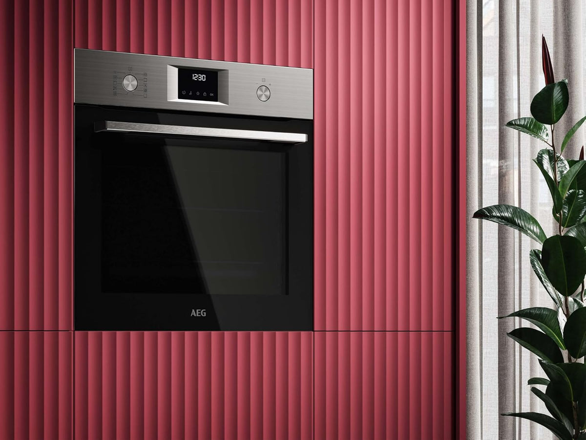 AEG Einbaubackofen, Serie 5 Ringheißluft: Gleichmäßige Garergebnisse auf 3 Ebenen, Pyrolyse Selbstreinigung, 45 Automatikprogramme, LED-Touchdisplay, Schnellaufheizung, Edelstahl, OU5PB40WSM
