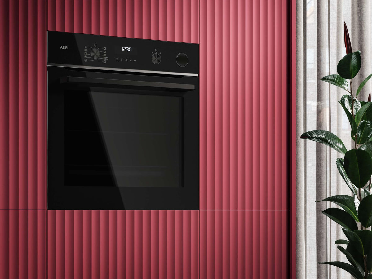 AEG Einbaubackofen, Serie 5 Ringheißluft: Gleichmäßige Garergebnisse auf 3 Ebenen, Pyrolyse Selbstreinigung, 45 Automatikprogramme, LED-Touchdisplay, Schnellaufheizung, Edelstahl, OU5PB40WSM