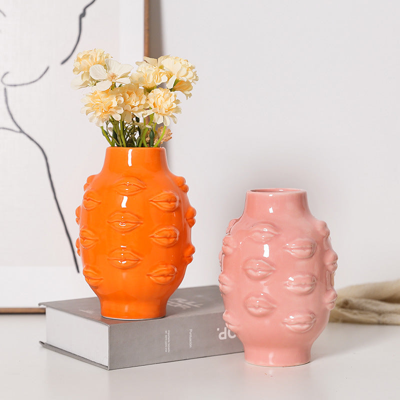 Minimalistisk läppformad blomvas i keramik